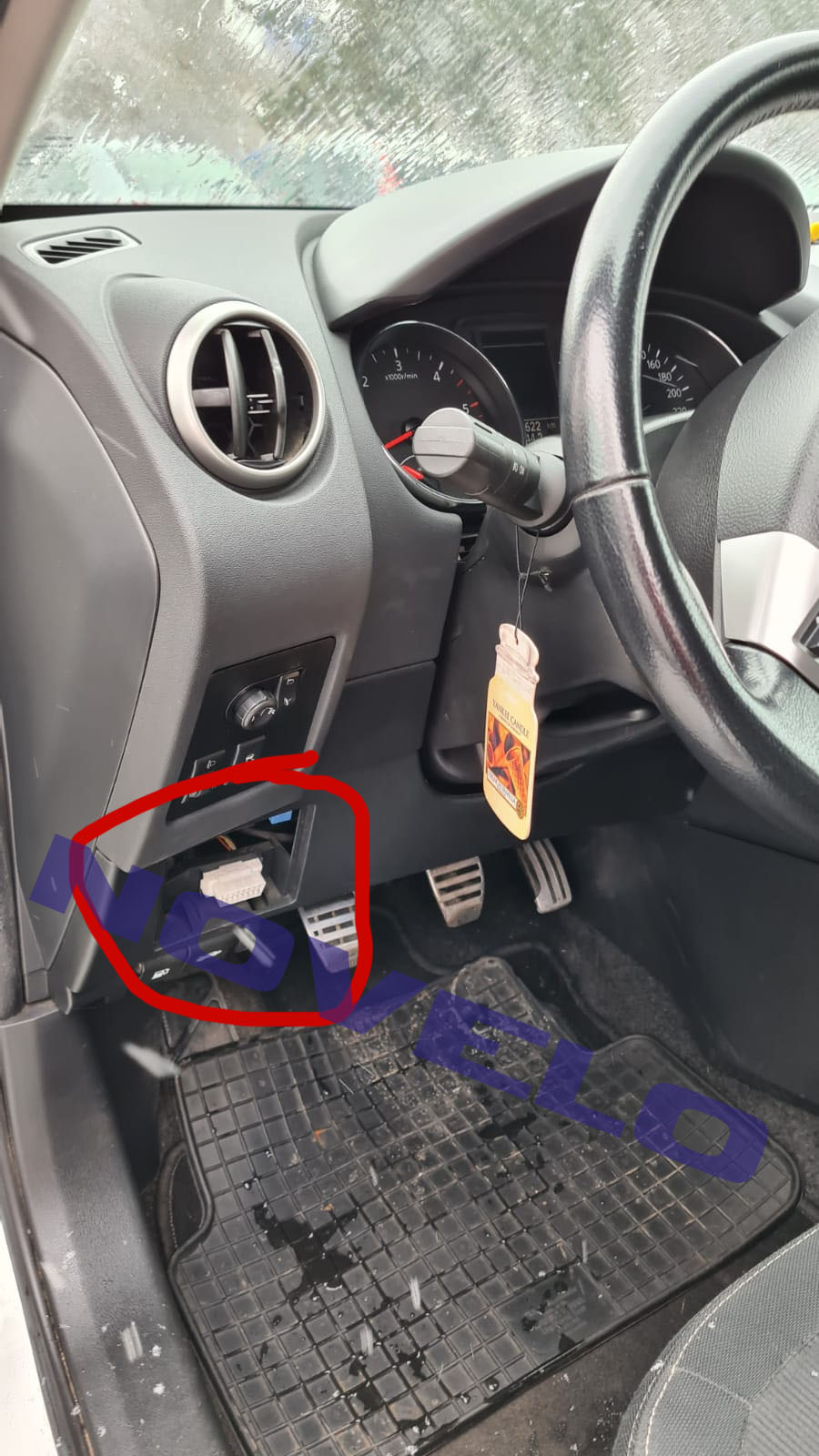 OBD zásuvku u Nissan Qashqai 2010 najdeme vlevo pod volantem.